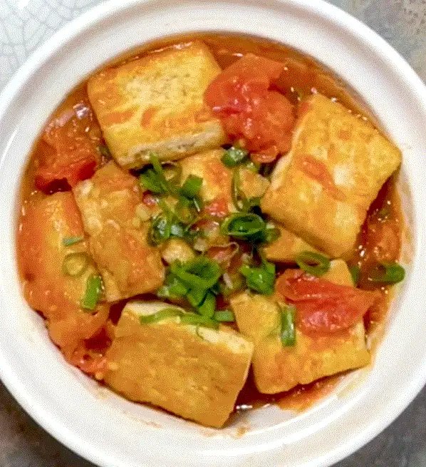 Tofu- und Tomaten-Eintopf mit aromatischen Gewürzen, ein nahrhaftes, pflanzliches Gericht, ideal für ayurvedische Küche.
